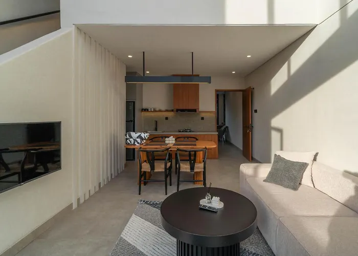 Sadila Estate - Stylish And Modern 2br Pool Loft In Berawa チャングー
